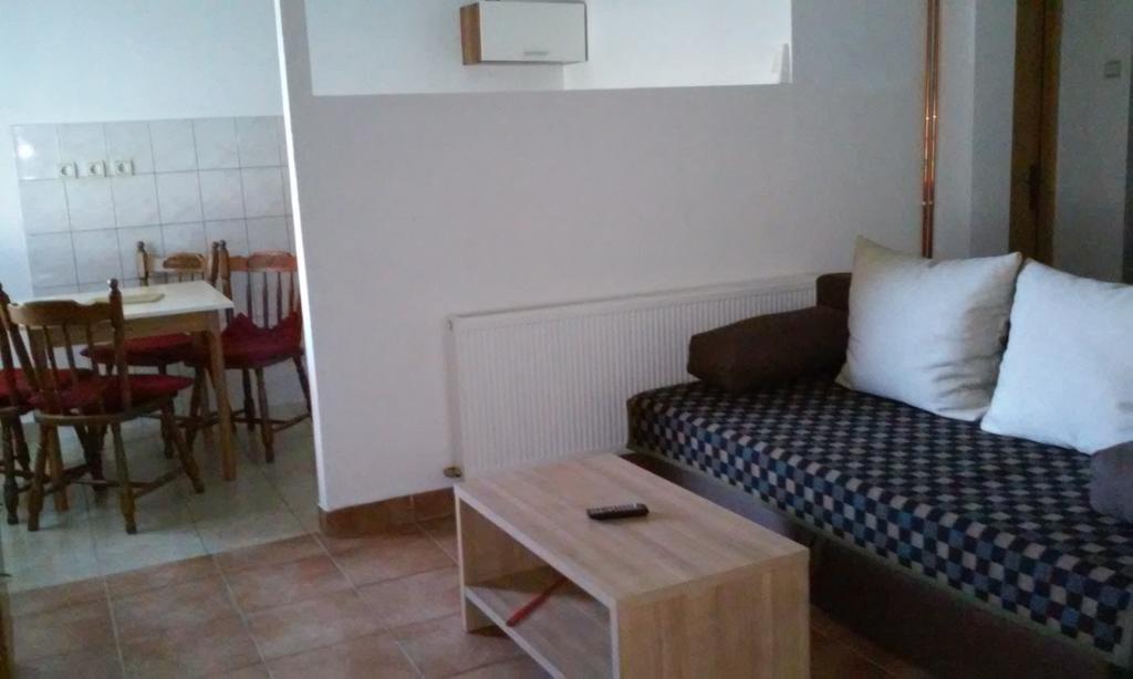 Apartment Laura Gračac Buitenkant foto