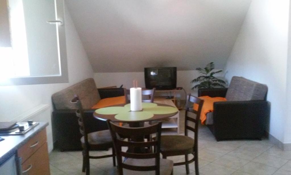 Apartment Laura Gračac Buitenkant foto